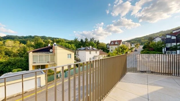Ulmenstraße 24 – Grünes Familienglück auf drei Ebenen: Erstbezug zur Miete mit Garten & Bergblick
