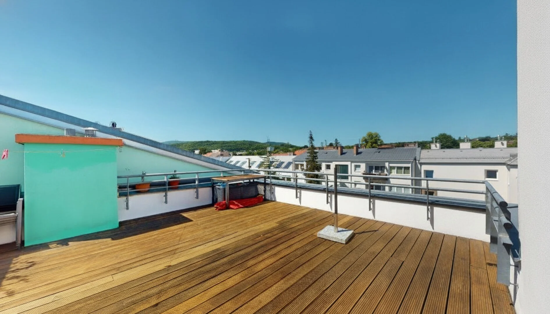 Lichtdurchflutete 3-Zimmer-Dachgeschosswohnung mit sehr großer TERRASSE und Tief(-Garagenplatz)