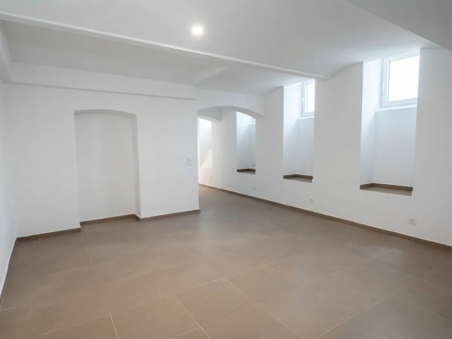 Ruhige Gewerbefläche nahe U1 Troststraße: ca. 130 m² im Souterrain