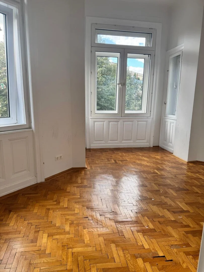 Altbaucharme nahe Schloss Schönbrunn: Bestandfreie 3-Zimmer-Eckwohnung mit Erker und ca. 110 m² im 2. Stock