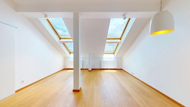 Zwischen Votivkirche und Schottenring: 3-Zimmer-Dachgeschosswohnung im Stilaltbau im Herzen des 9. Bezirks