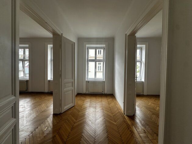 Großzügige 2,5-Zimmer-Altbauwohnung im Servitenviertel